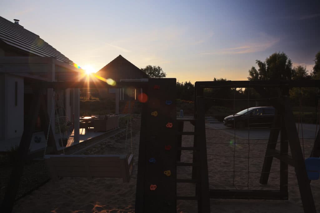 Zadaszona wiata z miejscem na ognisko i grill na terenie Ptasiego Siedliska